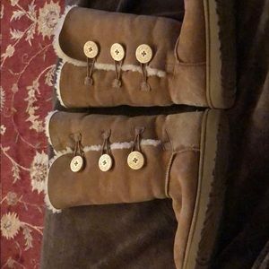 Tan button uggs!Great Condition.
